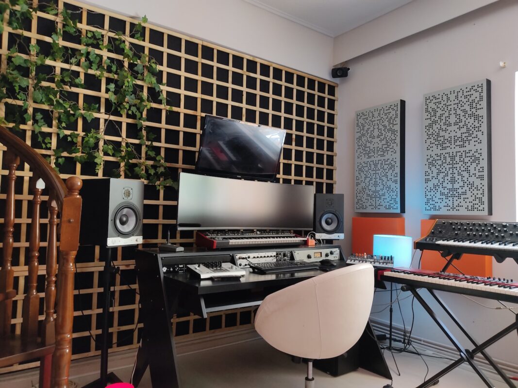 Binäre Akustikpaneele in einem Studio