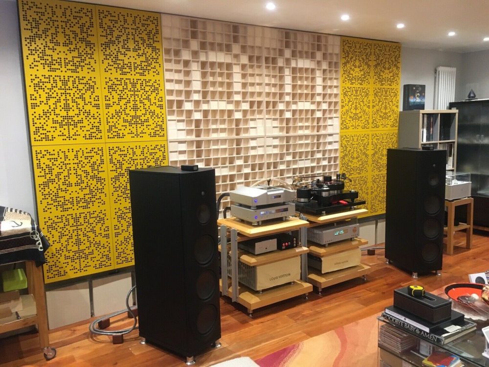 Binary acoustic panels and QRD diffusers on the wall